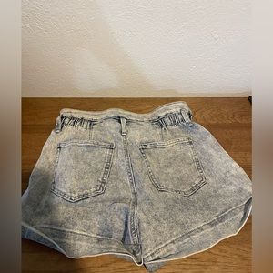 Wash/distressed shorts. Size 7/28. I’m normally a size 6 but these fit perfect.